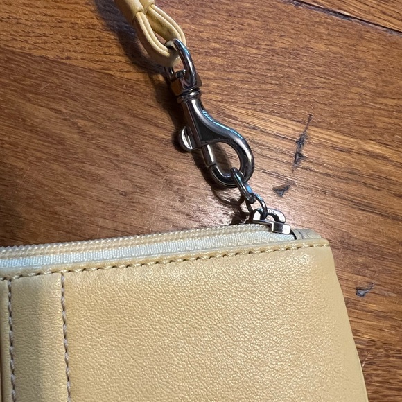 Coach NWOT butter yellow Leather Wristlet, Smokefree home. - Picture 4 of 8